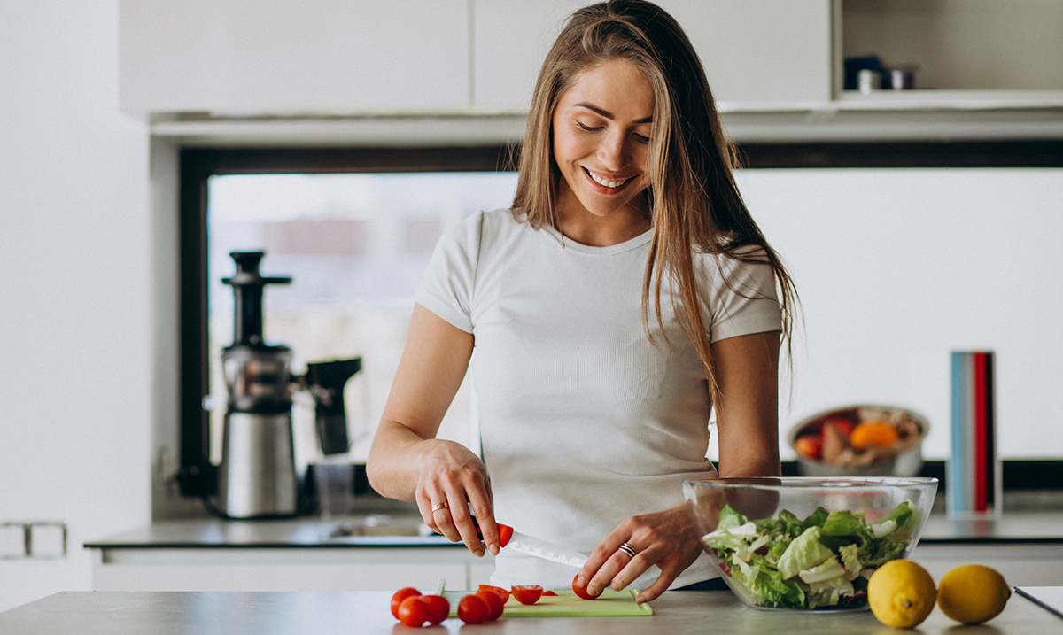 She is making the salad. Девушка готовит рыбу. Здорового утра картинки.